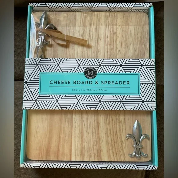 Wood Cheese Board & Spreader (8.8 x 7 in) - Picture 12 of 12